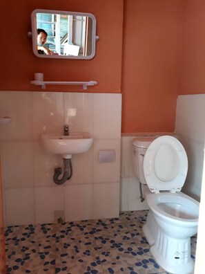 Regadera, toallas, jabón, shampoo 