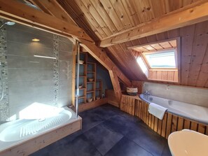 Douche, séchoir à cheveux, savon, papier de toilette