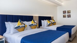 Et hotelværelse med to senge, et træhovedgærde og et moderne design.