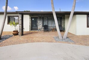 Exterior - 8 Mins to Beach Front Promenade-Pool-King Bed-BBQ-Games (Pompano Beach)