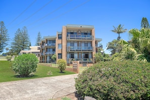Exterior - Eight76 Pacific - Modern Coastal Escape (Port Macquarie)