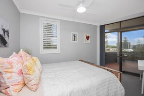 Room - Eight76 Pacific - Modern Coastal Escape (Port Macquarie)