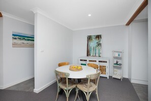 Dining - Eight76 Pacific - Modern Coastal Escape (Port Macquarie)