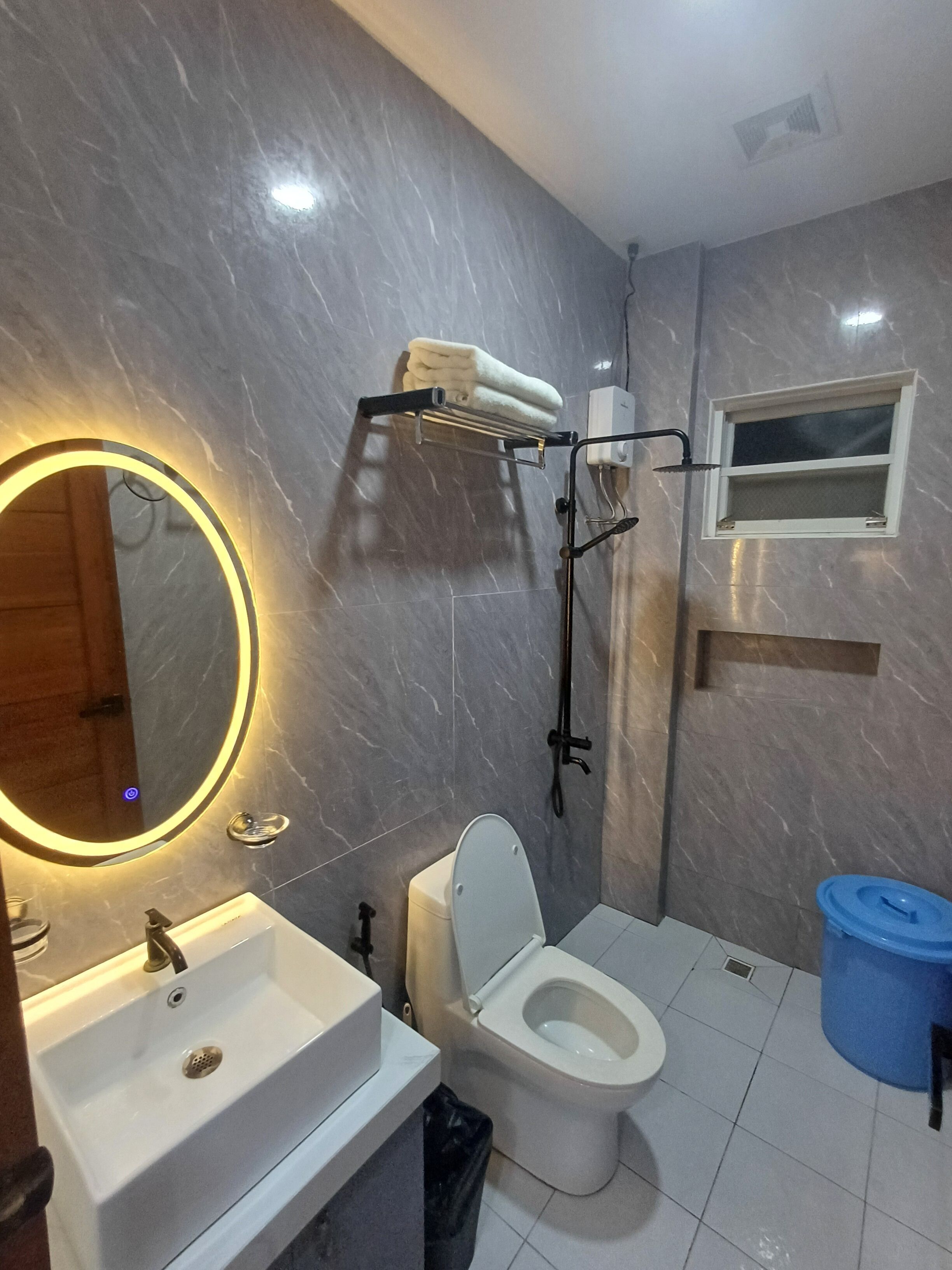 Dusche, Bidet, Handtücher