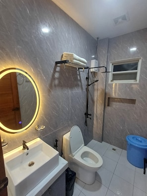 Douche, bidet, serviettes fournies
