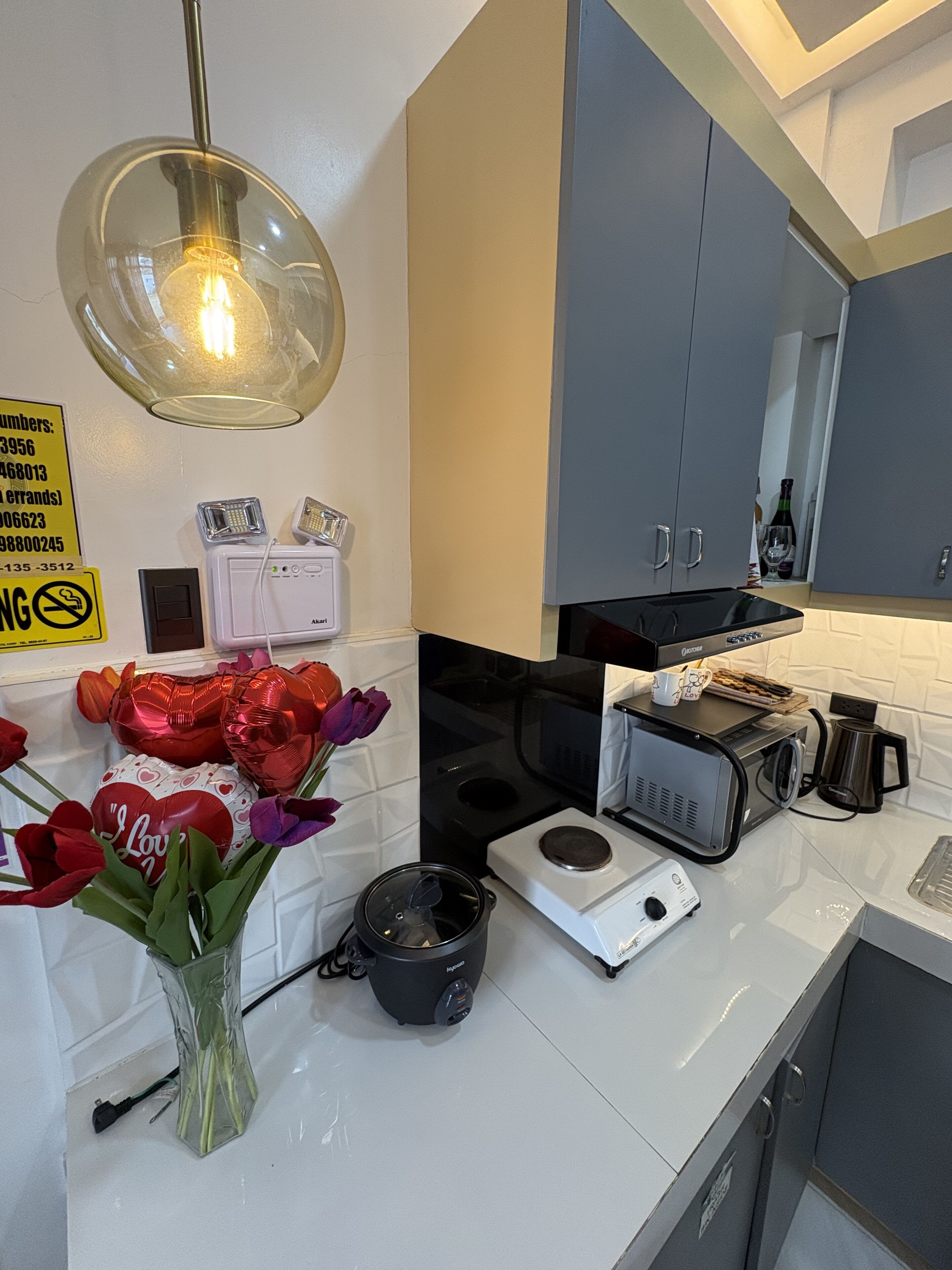 Réfrigérateur, micro-ondes, chaise haute