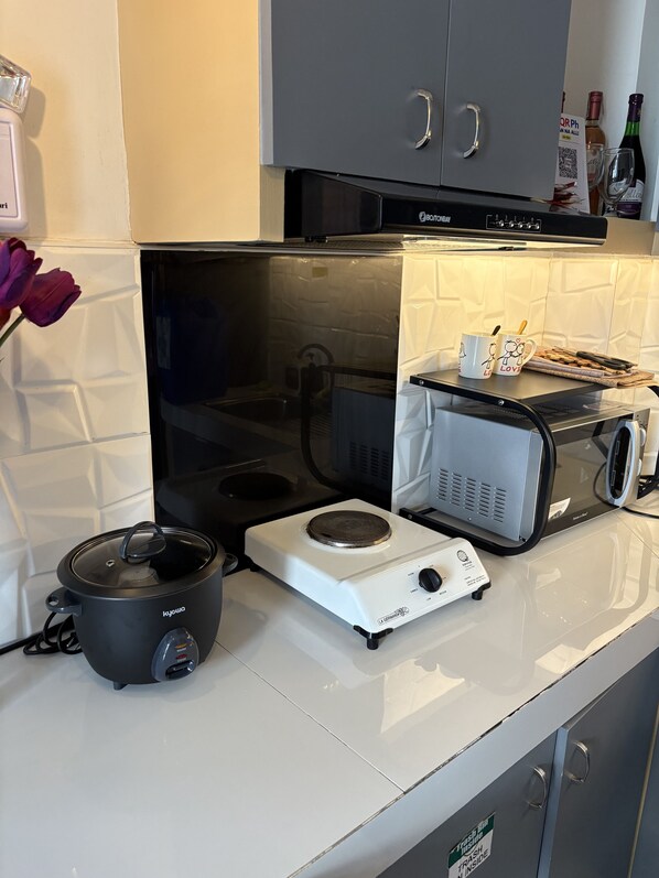 Refrigerador, microondas, periquera y utensilios de cocina 