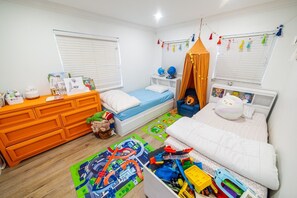 3 bedrooms, desk, iron/ironing board, travel crib