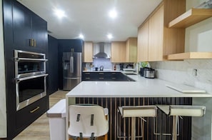 Een koelkast, een microgolfoven, een oven, een kookplaat