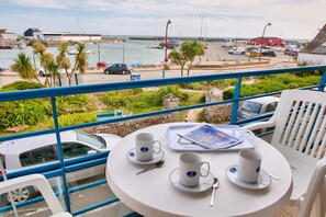 Outdoor dining - 200m from the beach, seaview flat for 2 (Plobannalec-Lesconil)