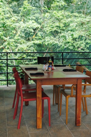 Outdoor dining - King Suite in Playa Coyote, King Suite with ocean view (Bejuco)