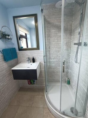 Shower, hair dryer - Grace's Place in Soham (Soham)