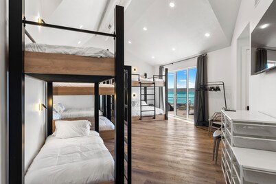 Monster Mansion, Pool-Sports Court-Theater Sleeps 83