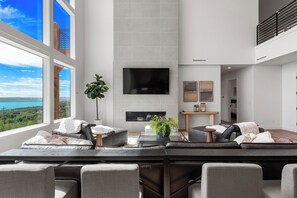 Smart TV, fireplace - Monster Mansion, Pool-Sports Court-Theater Sleeps 83 (Fish Haven)