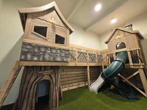Children’s area - Monster Mansion, Pool-Sports Court-Theater Sleeps 83 (Fish Haven)