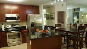 Private kitchen - WATERVIEW, LUXURY AND COMFORT 2BDRM 2 BA CONDO (Oxon Hill)