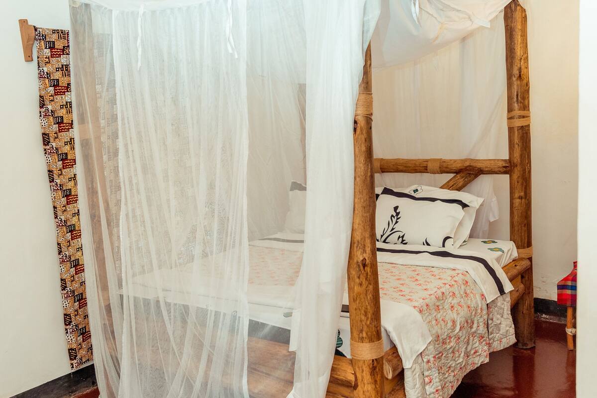 Habitación estándar con 1 cama matrimonial o 2 individuales | Escritorio, espacio para trabajar con laptop y decoración personalizada