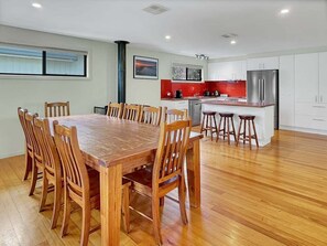 Dining - Eildon Views - Lake Front in Bonnie Doon (Bonnie Doon)