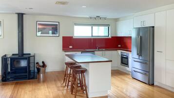 Jääkaappi, mikroaaltouuni, uuni, liesi