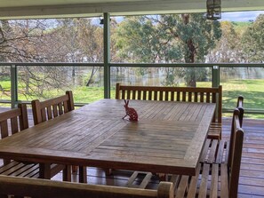 تناول الطعام بالخارج