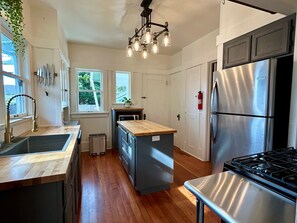 Fridge, microwave, oven, stovetop - Boho Bungalow! King Bed-Full Backyard-Washer-Dryer-Fast WiFi! (Eureka)