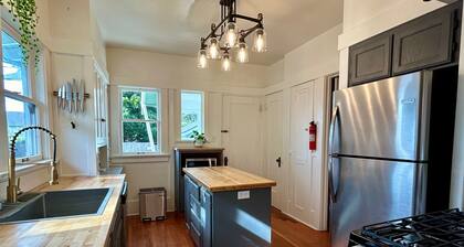 Boho Bungalow! King Bed-Full Backyard-Washer-Dryer-Fast WiFi!