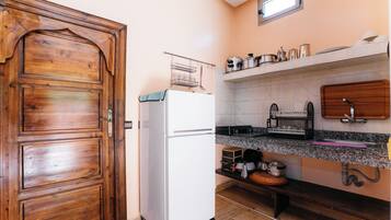 Kjøleskap, hurtigmikser, kjøkkenutstyr og kasserolle for krabbe/hummer