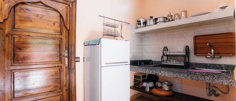 Refrigerador, licuadora, utensilios de cocina y olla para langostas