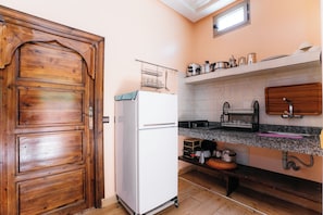 Kühlschrank, Mixer, Kochgeschirr/Geschirr/Besteck