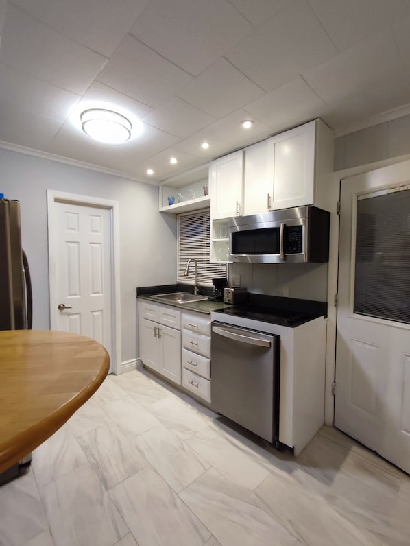Fridge, microwave, stovetop, dishwasher