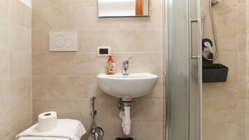 Basic Apartment | Bathroom | Towels