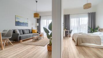1 habitación, tabla de planchar con plancha y cuna de viaje
