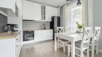 Wasserkocher mit Kaffee-/Teezubehör, Kühlschrank, Mikrowelle, Ofen