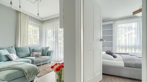 A modern living room with a sofa, a coffee table, and a bookshelf. - Comfortable apartment by the sea (Pobierowo)