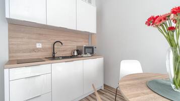 Kühlschrank, Mikrowelle, Herdplatte, Wasserkocher