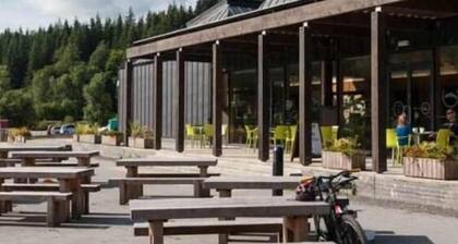 The Galloway Steading- The Beehive couples retreat cabin with Hot tub