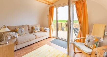 The Galloway Steading- The Beehive couples retreat cabin with Hot tub