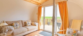 The Galloway Steading- The Beehive couples retreat cabin with Hot tub