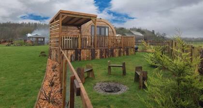 The Galloway Steading-The Herons Nest cabin with Hot Tub couples/families