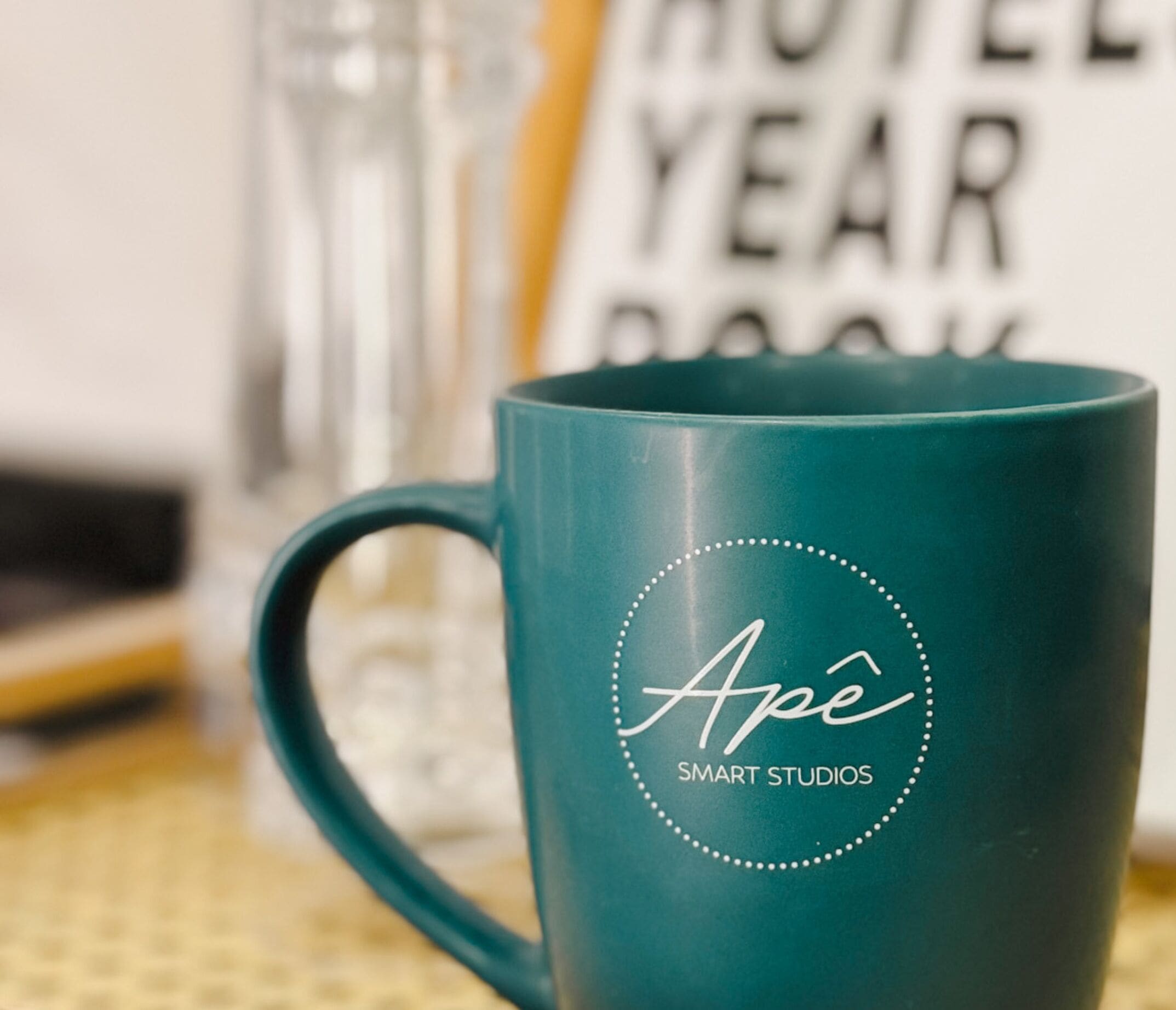Uma caneca azul-esverdeada com o logotipo 