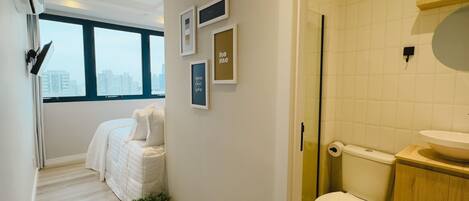 Un baño moderno con inodoro, lavamanos y ventana.