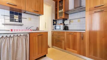 Mikrowelle, Herdplatte, Wasserkocher mit Kaffee-/Teezubehör, Toaster