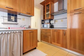Microondas, placa de cocina, cafetera/tetera, tostadora