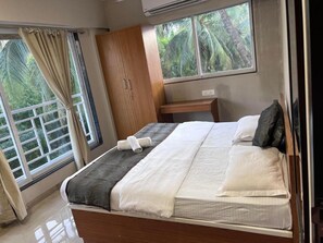 1 bedroom, iron/ironing board, WiFi, bed sheets - Pinaki Comfort Stay, Vile Parle (Mumbai)