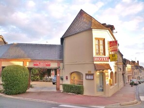 Front of property - HOTEL RESTAURANT LE CYGNE (Conches-en-Ouche)