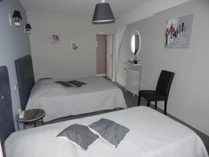 Triple Room | Free WiFi - HOTEL RESTAURANT LE CYGNE (Conches-en-Ouche)