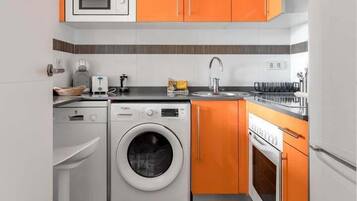 Een koelkast, een magnetron, een oven, een vaatwasser