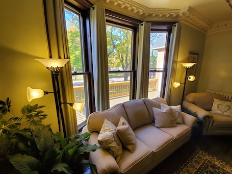 Smart TV, fireplace. Deluxe Queen with Private Deck