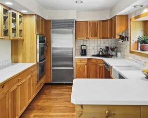 冷蔵庫、電子レンジ、オーブン、コンロ