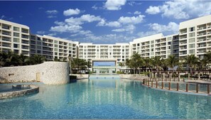 Pool - Beautiful Ocean side Condo w/pool, WiFi & balcony! Close to shopping and grocery (Cancún)